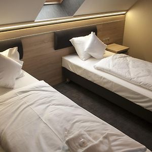 Dwupoziomowy pokój z łóżkiem king-size